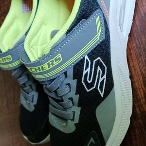 Boys Skechers Size 4 sneakers